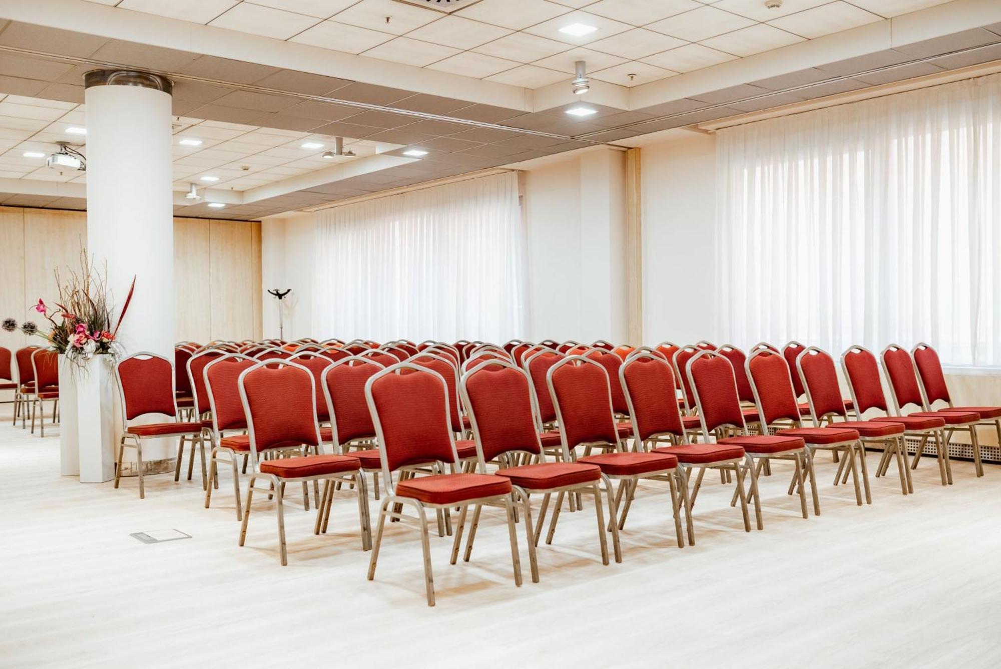Holiday Inn Belgrade By Ihg Belgrado Exterior foto