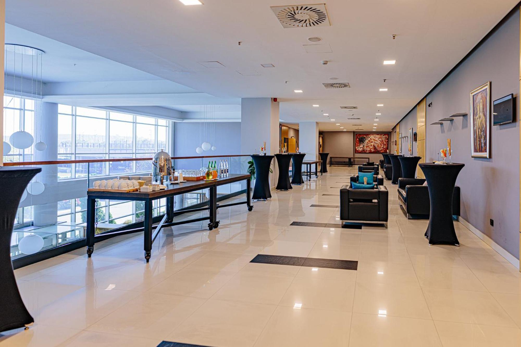 Holiday Inn Belgrade By Ihg Belgrado Exterior foto