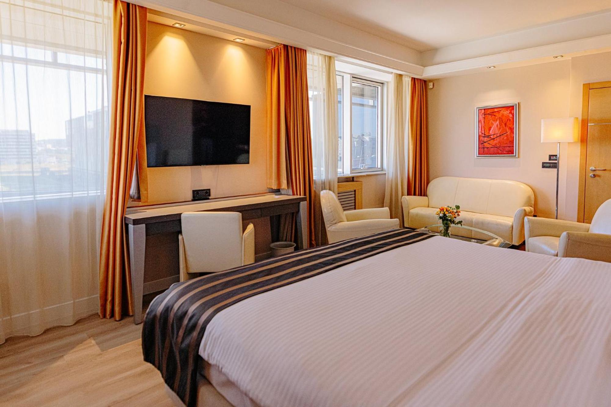 Holiday Inn Belgrade By Ihg Belgrado Exterior foto